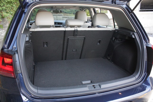 2015 Volkswagen Golf trunk
